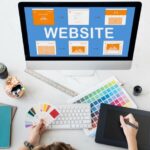 Claves en el diseño y desarrollo web Teniendo en cuenta que los sitios web son un importante escapate, contribuyen en la decisión de compra del cliente y deben resolver una serie de cuestiones funcionales, es importante que el diseño y desarrollo web final sea fruto de un proceso en el que se tengan en cuenta los elementos más importantes: ● Definir el objetivo de la web. ¿Se trata de una página web corporativa en la que mostrar los servicios de la empresa? ¿O es una tienda online? También puede darse el caso que, por las circunstancias que sean, el sitio web deba contar con un área privada con usuario y contraseña para acceder. En cualquiera de los casos, definir el objetivo de la página web ● Analizar las necesidades del usuario. Si quieres que el usuario recurra a ti para satisfacer sus necesidades, deberás saber qué es lo que necesita tu público objetivo y proporcionárselo. De lo contrario, nunca recurrirá a ti. ● Arquitectura de la información. Ordenar los contenidos de manera que las personas usuarias encuentren fácilmente lo que buscan es otro de los pilares en el diseño y desarrollo de una página web. ● Diseño visual. Cuando esté todo definido será el momento de ponerse manos a la obra. Para ello, habrá que respetar la identidad corporativa de tu negocio, además de apostar por un diseño que tenga en cuenta al público al que te diriges. El diseño y desarrollo web es un pilar para muchos negocios. De ahí, la importancia de dedicar tiempo y esfuerzo al escaparate virtual de tu negocio, motivo por el cual lo recomendable siempre será acudir a un especialista en diseño web.